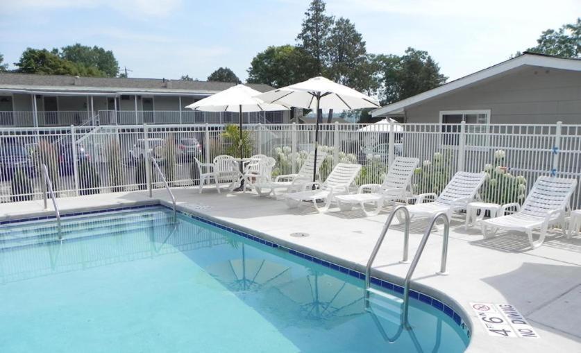 Spruce & Shore Motel Fish Creek Exterior photo